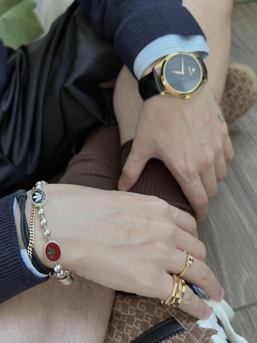 Nam ca sĩ đã để lộ chi tiết đeo nhẫn ở ngón áp út gây xôn xao. Ảnh FBNV Nam ca sĩ đã để lộ chi tiết đeo nhẫn ở ngón áp út gây xôn xao. Ảnh FBNV
