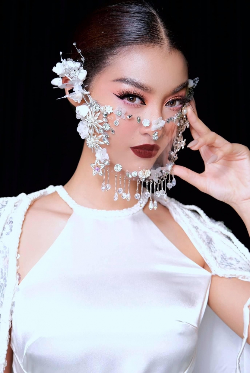 Á hậu Kiều Loan để lộ dấu hiệu bất thường trên mặt sau khi thừa nhận can thiệp 'dao kéo' - Ảnh 2 Á hậu Kiều Loan để lộ dấu hiệu bất thường trên mặt sau khi thừa nhận can thiệp 'dao kéo' - Ảnh 2