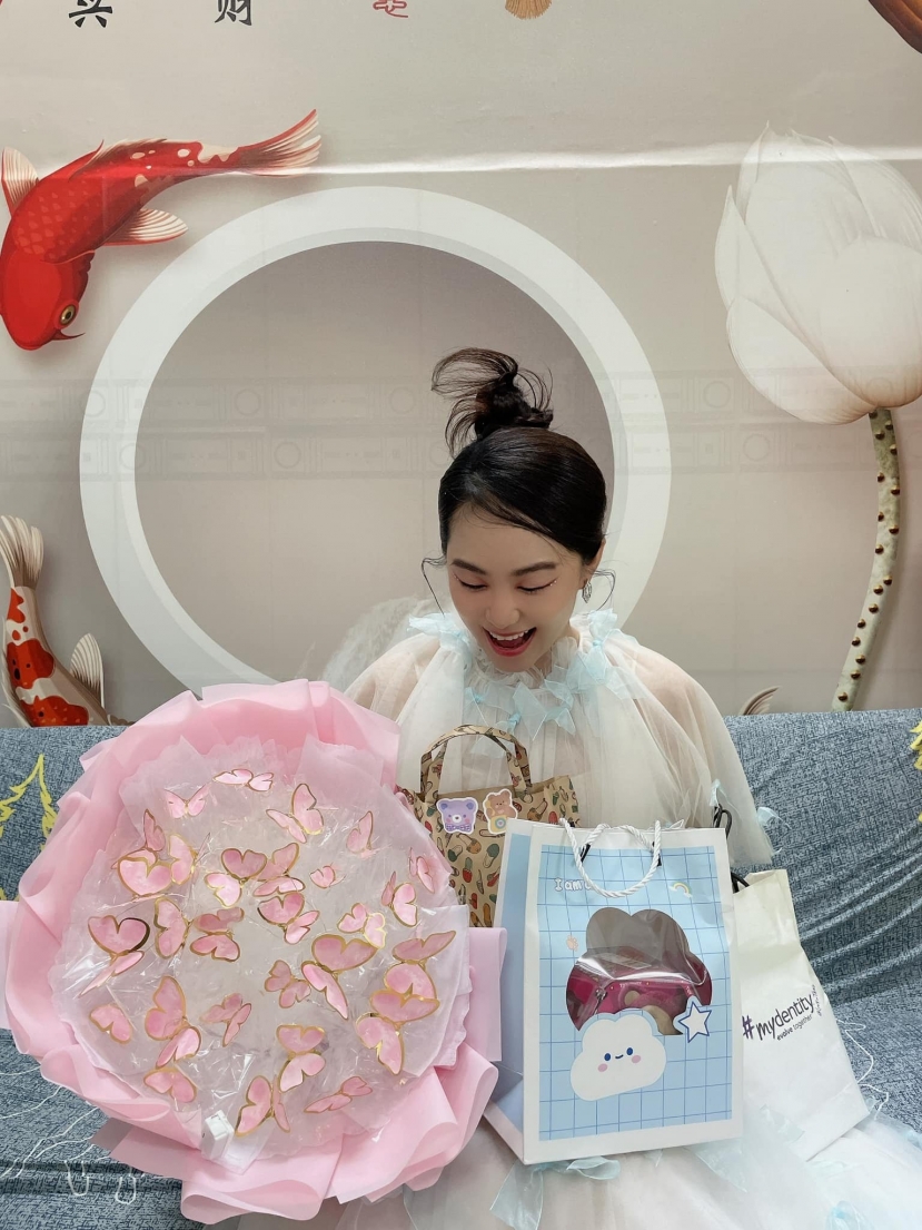 Lương Bích Hữu khổ sở khi bị chụp lén: Thân hình gây chú ý sau ồn ào nghi mang thai con thứ 2 - Ảnh 2 Lương Bích Hữu khổ sở khi bị chụp lén: Thân hình gây chú ý sau ồn ào nghi mang thai con thứ 2 - Ảnh 2