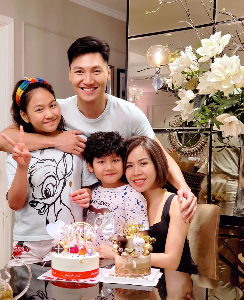 Gia đình hạnh phúc của Mạnh Trường được nhiều người ngưỡng mộ. Ảnh FBNV Gia đình hạnh phúc của Mạnh Trường được nhiều người ngưỡng mộ. Ảnh FBNV