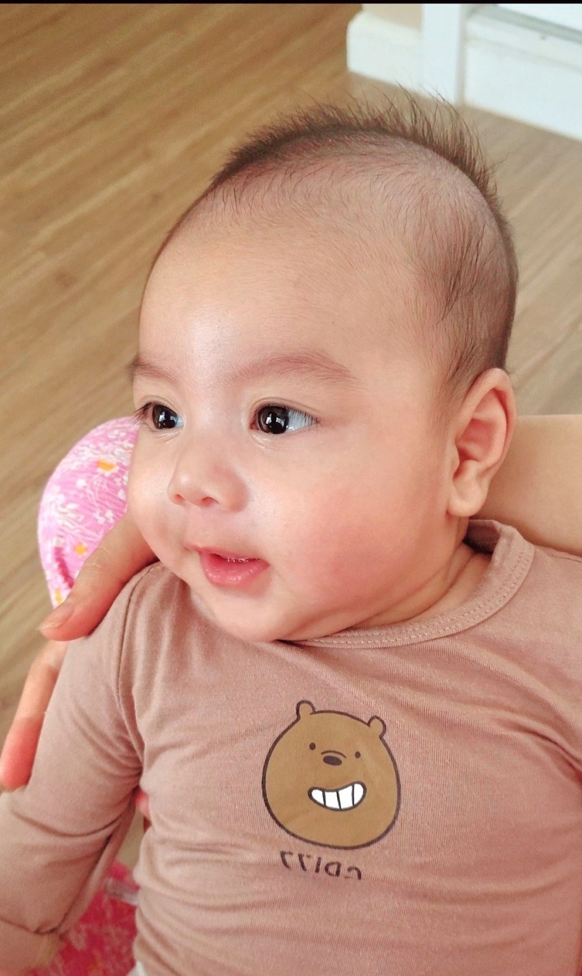 Nhóc tỳ thứ 3 nhà Mạnh Trường ngày càng kháu khỉnh. Ảnh FBNV Nhóc tỳ thứ 3 nhà Mạnh Trường ngày càng kháu khỉnh. Ảnh FBNV