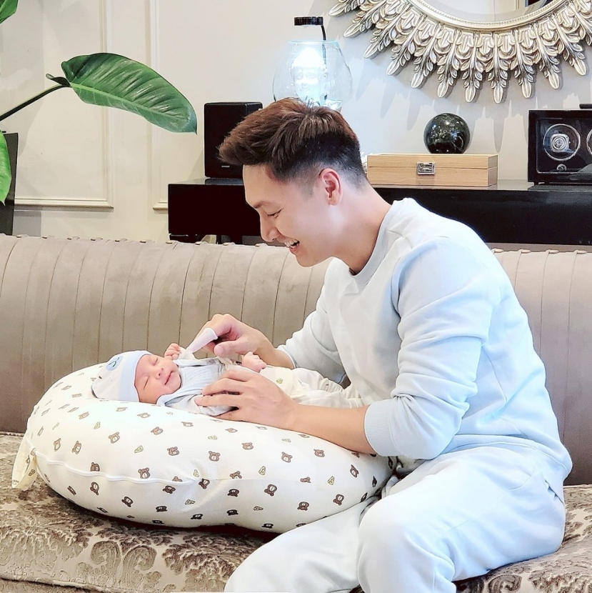Khoảnh khắc Mạnh Trường chăm con khiến nhiều người thích thú. Ảnh FBNV Khoảnh khắc Mạnh Trường chăm con khiến nhiều người thích thú. Ảnh FBNV
