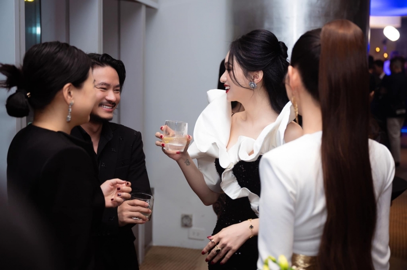 Hương Giang đẹp bất chấp góc chụp. Ảnh FBNV Hương Giang đẹp bất chấp góc chụp. Ảnh FBNV