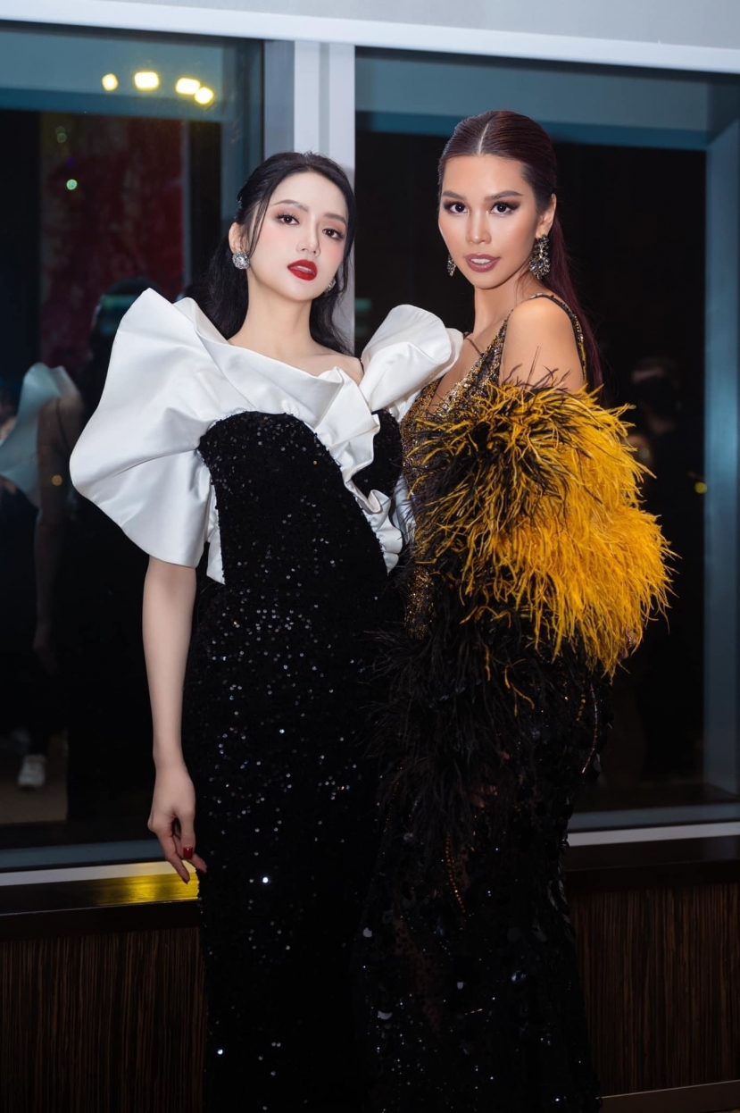 Dù kém chiều cao nhưng thần thái của Hương Giang không kém siêu mẫu Hà Anh. Ảnh FBNV Dù kém chiều cao nhưng thần thái của Hương Giang không kém siêu mẫu Hà Anh. Ảnh FBNV