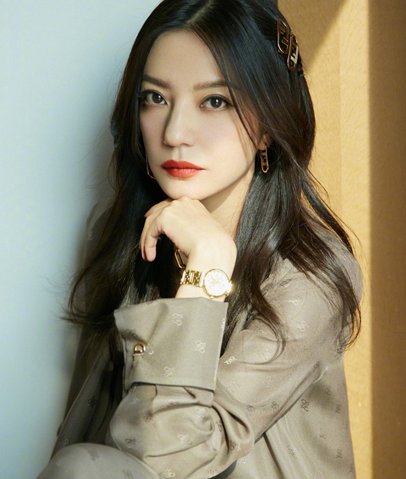 Triệu Vy lộ diện ở chốn đông người sau 2 năm bị 'phong bế' - Ảnh 1 Triệu Vy lộ diện ở chốn đông người sau 2 năm bị 'phong bế' - Ảnh 1