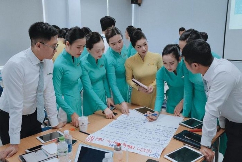 Nữ tiếp viên trưởng Vietnam Airlines tỏ thái độ gắt khi bị người lạ 'gạ' làm 'sugar baby' - Ảnh 6 Nữ tiếp viên trưởng Vietnam Airlines tỏ thái độ gắt khi bị người lạ 'gạ' làm 'sugar baby' - Ảnh 6