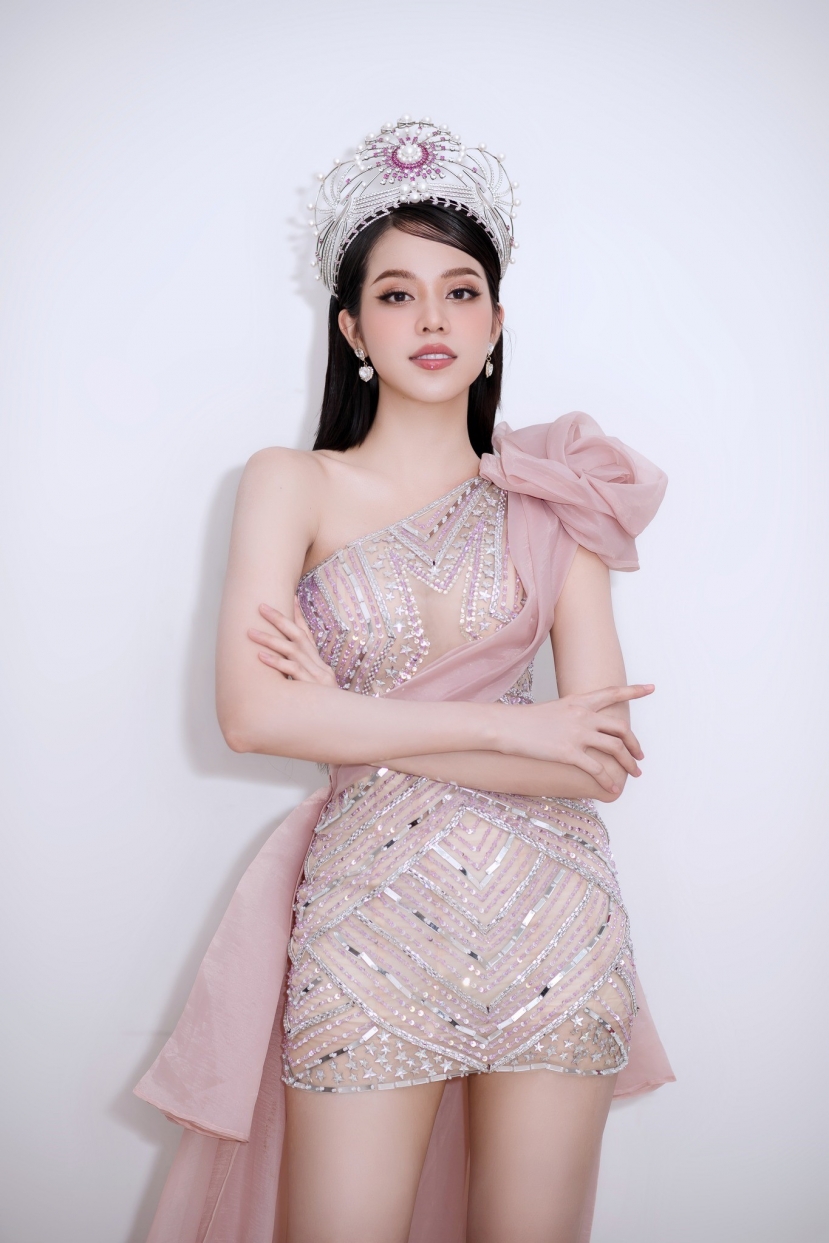 Đôi khi Thanh Thủy sẽ chọn cho mình những kiểu trang phục vừa nữ tính lại không thiếu sự gợi cảm. Đôi khi Thanh Thủy sẽ chọn cho mình những kiểu trang phục vừa nữ tính lại không thiếu sự gợi cảm.