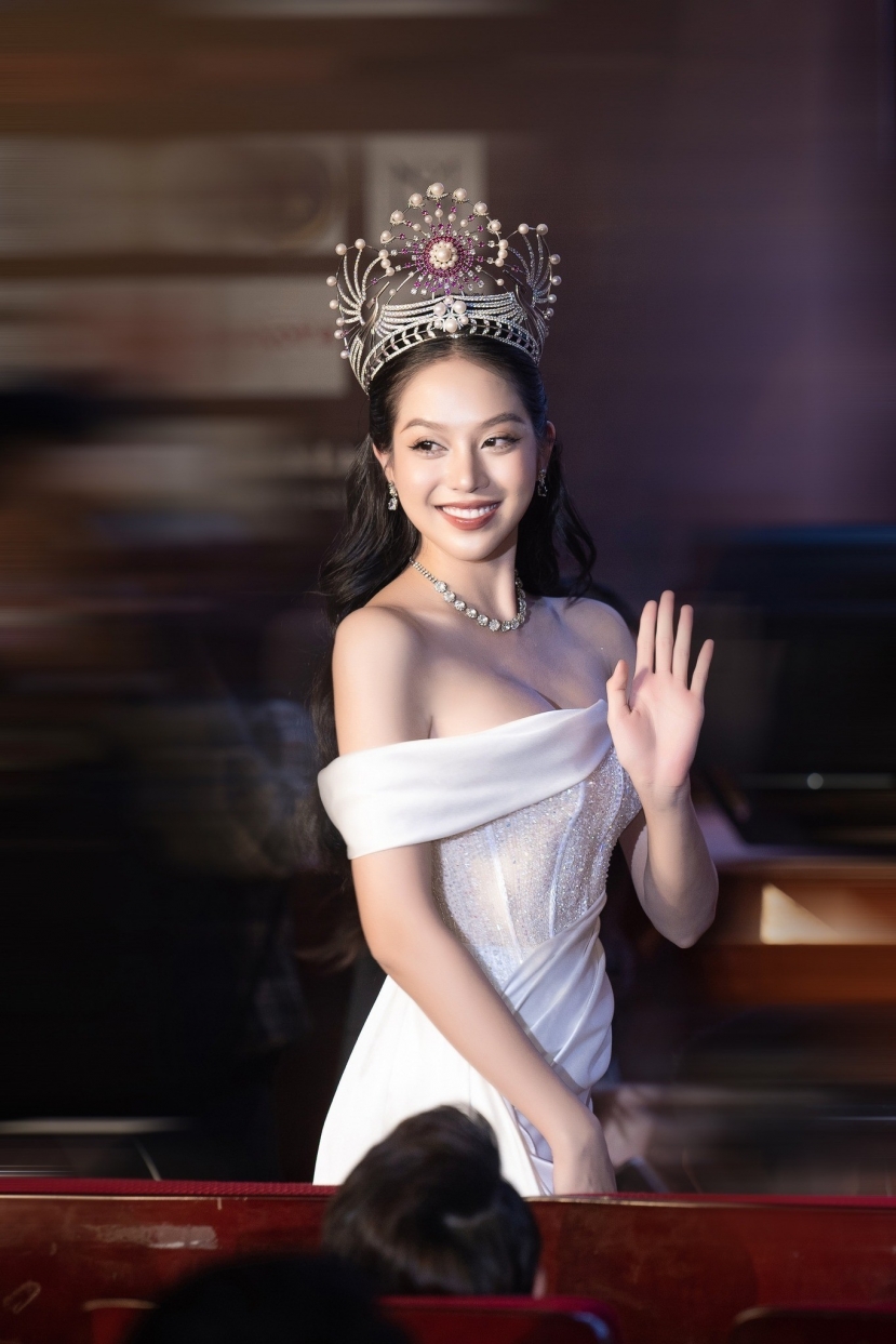 Đặc biệt, Thanh Thủy phối hợp trang phục vô cùng hài hòa mới màu của chiếc vương miện. Đặc biệt, Thanh Thủy phối hợp trang phục vô cùng hài hòa mới màu của chiếc vương miện.