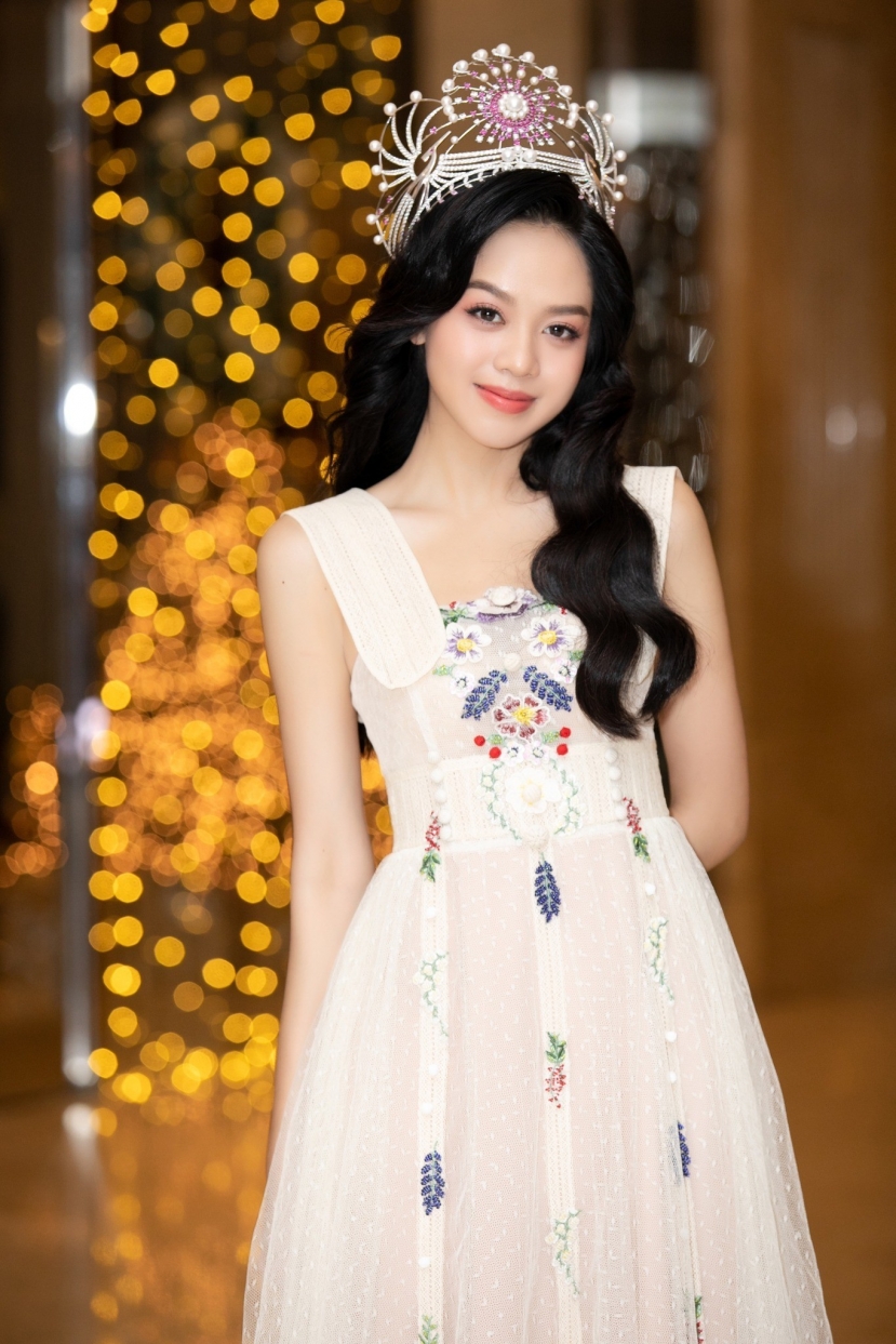 Những trang phục màu trắng tạo sự thuần khiết, trong trẻo của Hoa hậu Thanh Thủy. Những trang phục màu trắng tạo sự thuần khiết, trong trẻo của Hoa hậu Thanh Thủy.