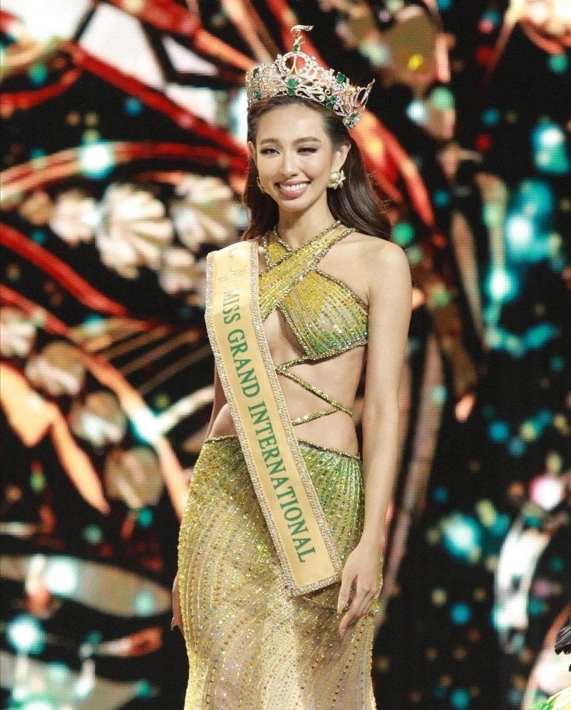 Thùy Tiên cũng mặc chiếc váy khá đồng điệu màu với vương miện trong đêm đăng quang trong Miss Grand International. Thùy Tiên cũng mặc chiếc váy khá đồng điệu màu với vương miện trong đêm đăng quang trong Miss Grand International.