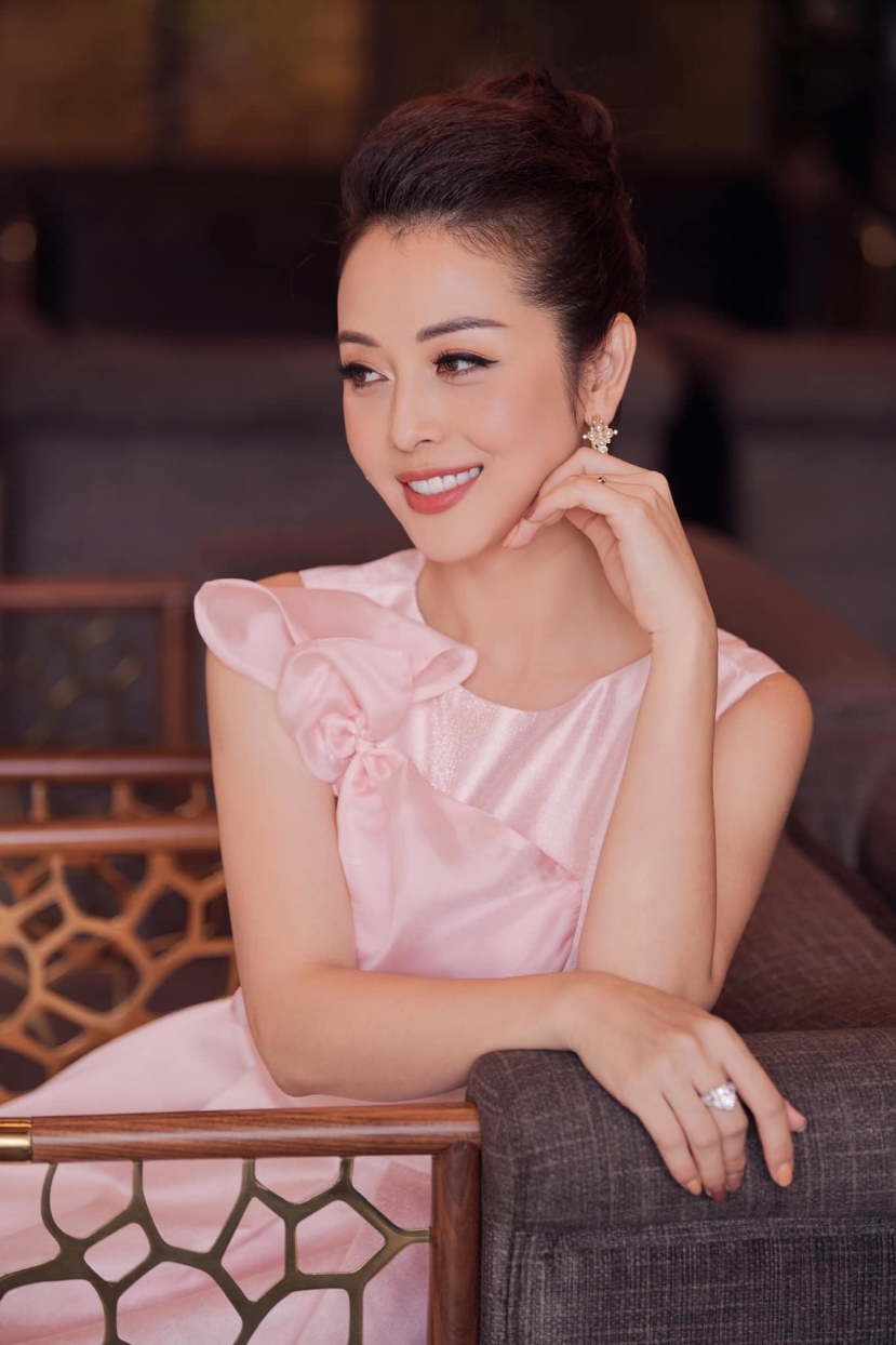 Hoa hậu Jennifer Phạm đẹp hút hồn với đầm xẻ ngực: Gái 4 con trông mòn con mắt! - Ảnh 2 Hoa hậu Jennifer Phạm đẹp hút hồn với đầm xẻ ngực: Gái 4 con trông mòn con mắt! - Ảnh 2