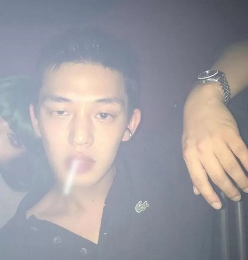Hình Ảnh Yoo Ah In ở trong quán bar. Hình Ảnh Yoo Ah In ở trong quán bar.