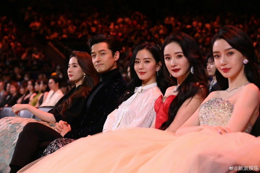 Lưu Diệc Phi thân thiết với cả Cbiz trừ Dương Mịch và Lưu Thi Thi? - Ảnh 2 Lưu Diệc Phi thân thiết với cả Cbiz trừ Dương Mịch và Lưu Thi Thi? - Ảnh 2