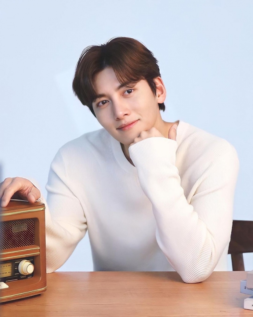 Nhan sắc của Ji Chang Wook thế nào qua ảnh chụp lén khi lộ dấu hiệu tăng cân? - Ảnh 2 Nhan sắc của Ji Chang Wook thế nào qua ảnh chụp lén khi lộ dấu hiệu tăng cân? - Ảnh 2