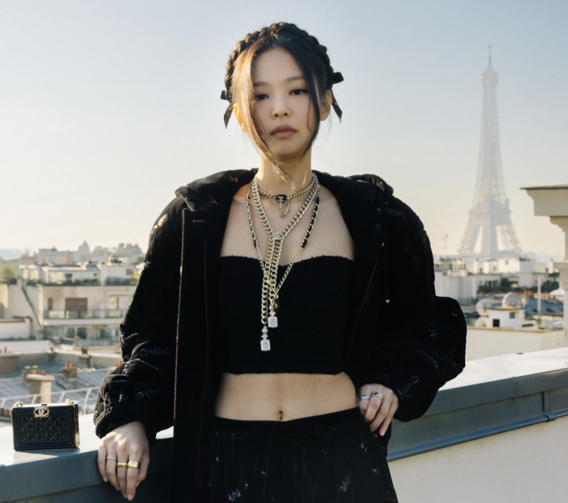 Jennie mặc những trang phục hở bạo. Jennie mặc những trang phục hở bạo.