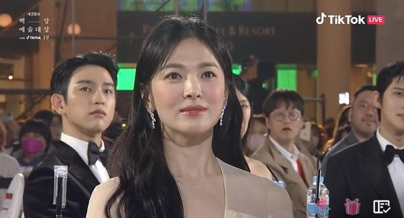 Khoảnh khắc ống kính lia qua cũng không dìm được nhan sắc của Song Hye Kyo. Khoảnh khắc ống kính lia qua cũng không dìm được nhan sắc của Song Hye Kyo.