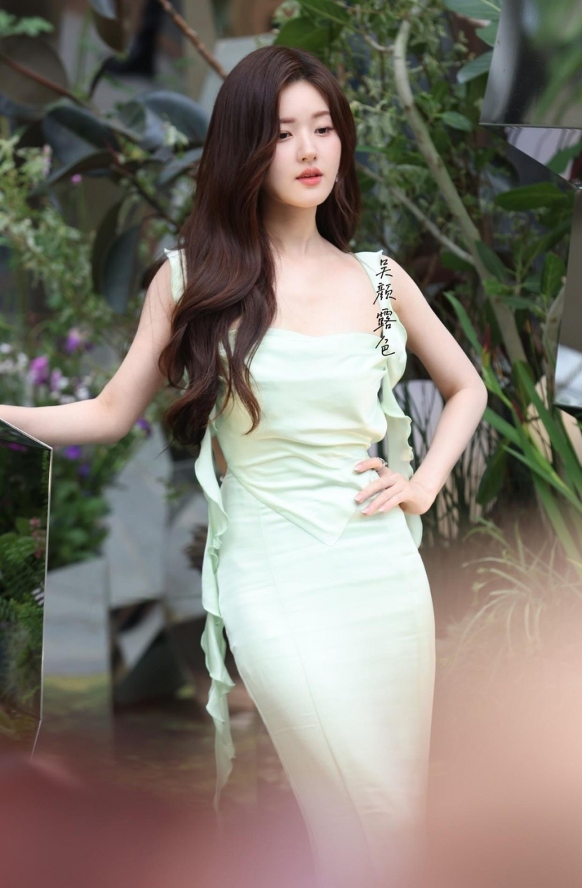 Triệu Lộ Tư khoe vẻ đẹp quyến rũ. Triệu Lộ Tư khoe vẻ đẹp quyến rũ.