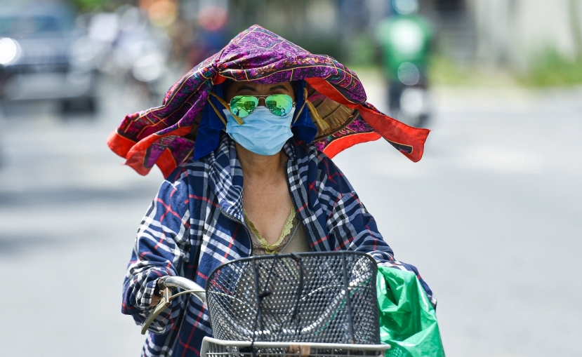 Nắng nóng kết hợp với độ ẩm trong không khí giảm thấp và gió Tây Nam gây hiệu ứng phơn nên có nhiều nguy cơ xảy ra cháy nổ và hỏa hoạn, gây tình trạng mất nước, kiệt sức, đột qụy do sốc nhiệt đối với cơ thể người khi tiếp xúc lâu với nền nhiệt độ cao Nắng nóng kết hợp với độ ẩm trong không khí giảm thấp và gió Tây Nam gây hiệu ứng phơn nên có nhiều nguy cơ xảy ra cháy nổ và hỏa hoạn, gây tình trạng mất nước, kiệt sức, đột qụy do sốc nhiệt đối với cơ thể người khi tiếp xúc lâu với nền nhiệt độ cao