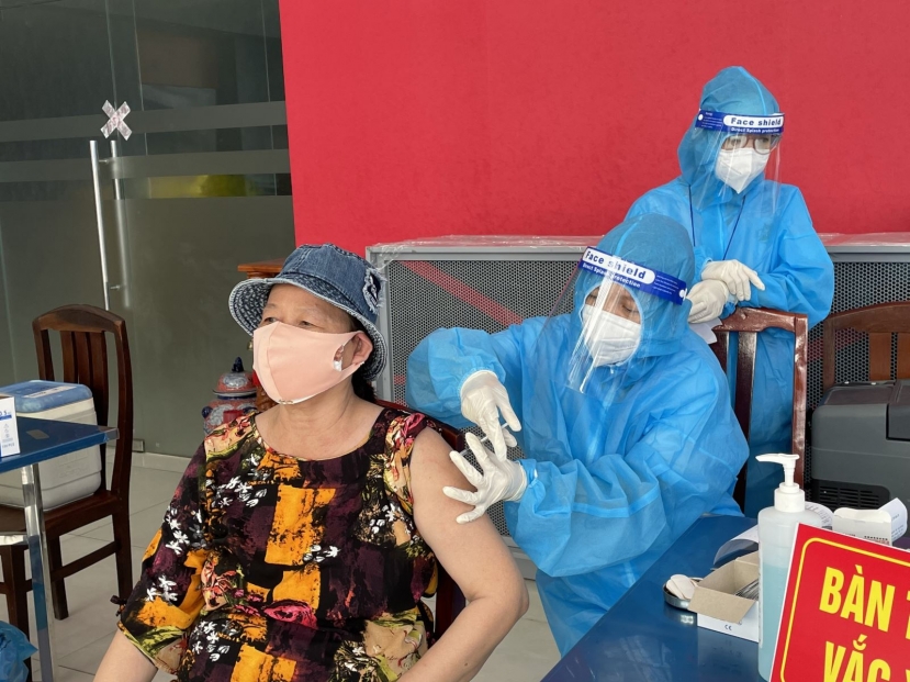 Nếu người dân tại TP.HCM không tiêm vắc xin Covid-19 thì phải ký giấy cam kết, đồng thời chịu trách nhiệm trong trường hợp để lây lan dịch. Nếu người dân tại TP.HCM không tiêm vắc xin Covid-19 thì phải ký giấy cam kết, đồng thời chịu trách nhiệm trong trường hợp để lây lan dịch.