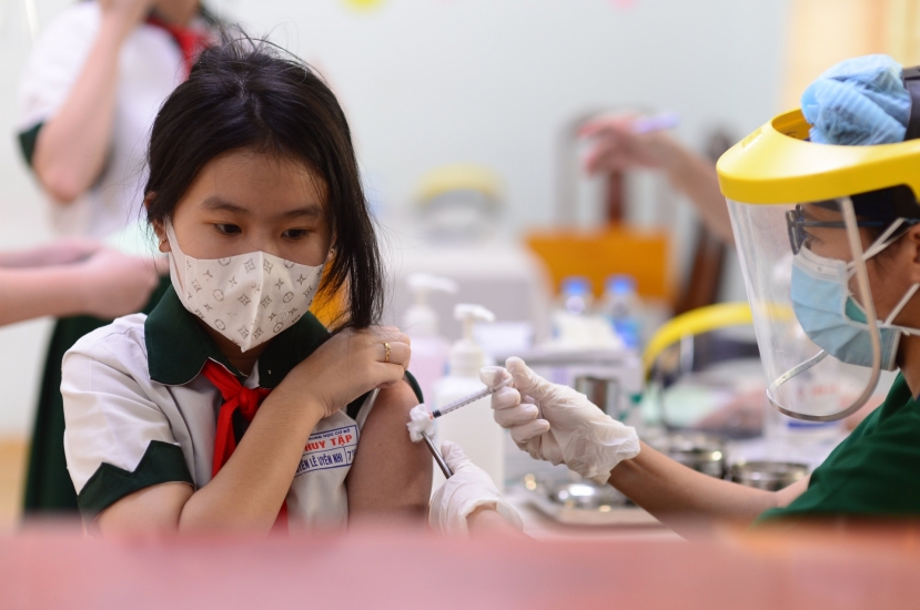 Hà Nội cũng yêu cầu các địa phương tập trung cho công tác tiêm vắc xin mũi 4 cho các đối tượng từ 18 tuổi trở lên và tiêm phòng cho trẻ em từ 5 đến dưới 12 tuổi Hà Nội cũng yêu cầu các địa phương tập trung cho công tác tiêm vắc xin mũi 4 cho các đối tượng từ 18 tuổi trở lên và tiêm phòng cho trẻ em từ 5 đến dưới 12 tuổi