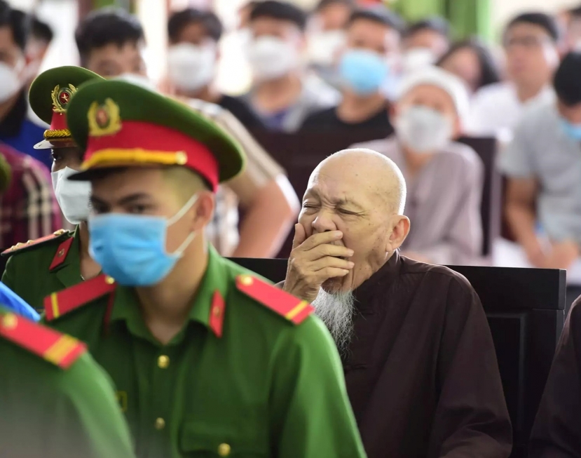 Trước khi bị xét xử, bị cáo Lê Tùng Vân phải tham dự các buổi lấy cung của cơ quan điều tra Trước khi bị xét xử, bị cáo Lê Tùng Vân phải tham dự các buổi lấy cung của cơ quan điều tra