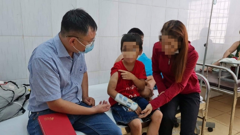 Cháu bé 9 tuổi mang nhiều vết thương trên người khi nhập viện nghi do bố đẻ và bà nội bạo hành Cháu bé 9 tuổi mang nhiều vết thương trên người khi nhập viện nghi do bố đẻ và bà nội bạo hành
