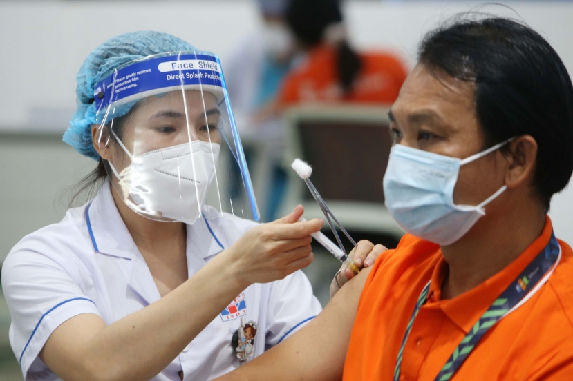 Việt Nam đã được 235.180.218 liều vắc xin, trong đó: 207.416.830 cho người từ 18 tuổi trở lên, 18.713.049 liều cho trẻ từ 12-17 tuổi , trẻ từ 5-11 tuổi là 9.050.339 liều. Việt Nam đã được 235.180.218 liều vắc xin, trong đó: 207.416.830 cho người từ 18 tuổi trở lên, 18.713.049 liều cho trẻ từ 12-17 tuổi , trẻ từ 5-11 tuổi là 9.050.339 liều.