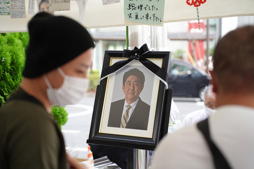 Lễ tang ông Abe được tổ chức tại chùa Zojoji ở Tokyo, chỉ với sự tham gia của gia quyến và những người thân thích. Lễ tang ông Abe được tổ chức tại chùa Zojoji ở Tokyo, chỉ với sự tham gia của gia quyến và những người thân thích.