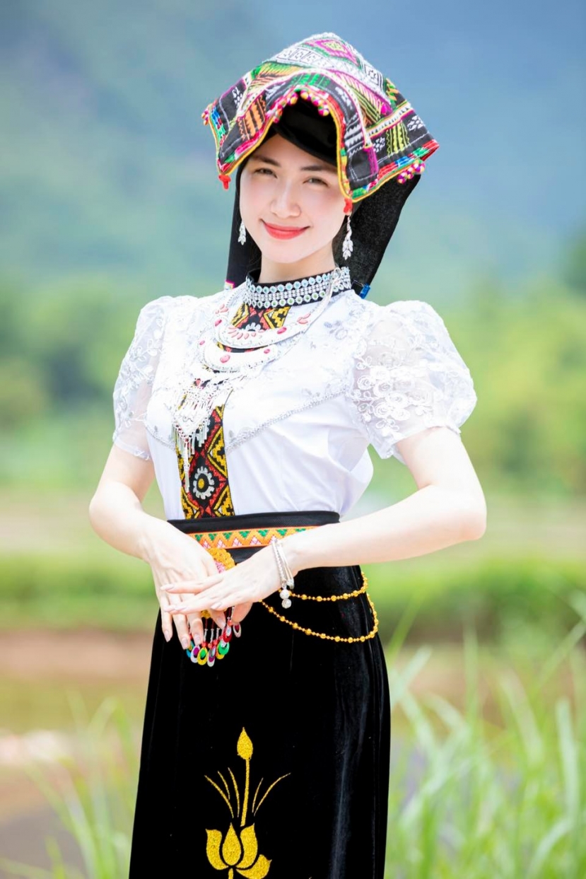 Đóa hoa ban đẹp nhất Lai Châu thuộc về cô gái Kinh Bắc - Hòa Minzy Đóa hoa ban đẹp nhất Lai Châu thuộc về cô gái Kinh Bắc - Hòa Minzy