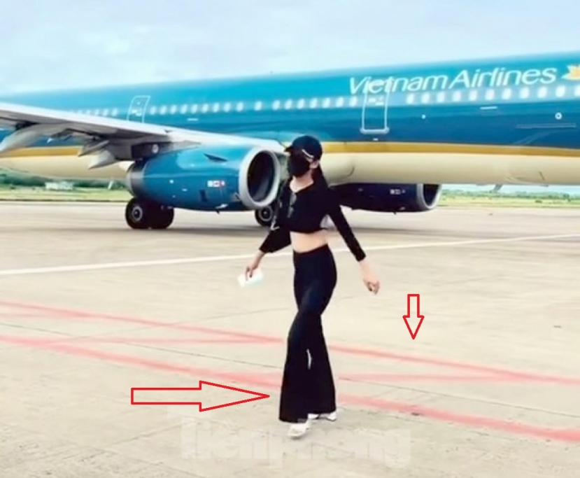 Vụ việc cô gái nhảy nhót sát máy bay đang lăn vào sân đỗ xảy ra tại sân bay Phú Quốc Vụ việc cô gái nhảy nhót sát máy bay đang lăn vào sân đỗ xảy ra tại sân bay Phú Quốc
