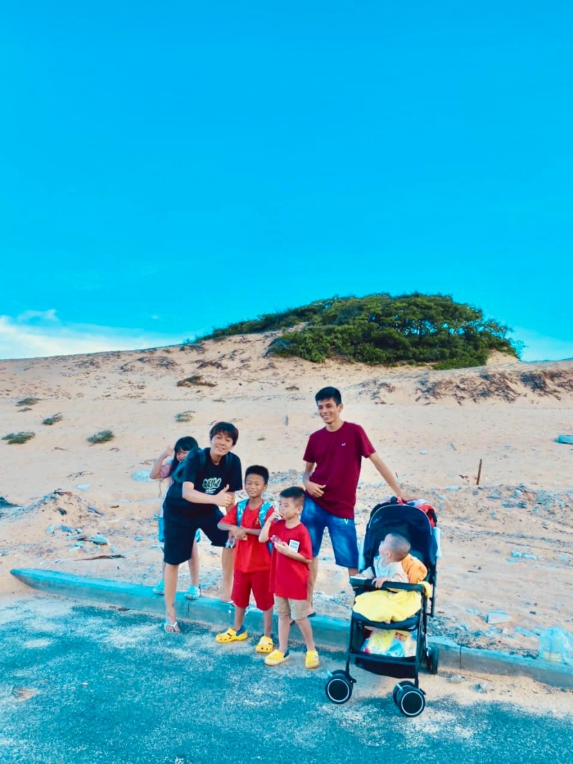 Chuyến đi lần này còn có sự tham gia của Diễm Phạm - quản lý Phi Nhung Chuyến đi lần này còn có sự tham gia của Diễm Phạm - quản lý Phi Nhung