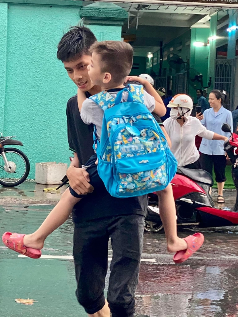 Đức Hiếu thay mẹ yêu thương, chăm sóc các em Đức Hiếu thay mẹ yêu thương, chăm sóc các em