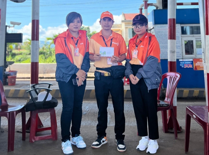 Anh Công cùng các đồng nghiệp nhận khen thưởng Anh Công cùng các đồng nghiệp nhận khen thưởng