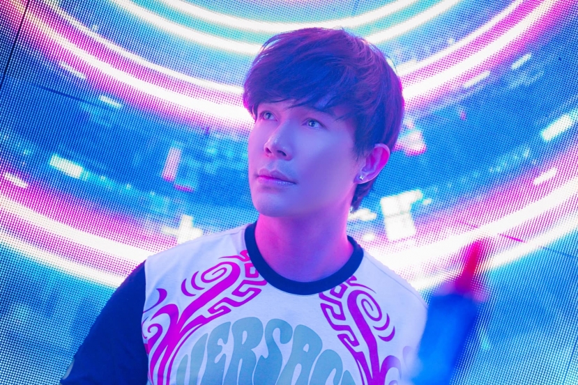 Dù 'khịa' cả showbiz, thế nhưng nam ca sĩ vẫn vượt qua thị phi với tâm thế tích cực. Dù 'khịa' cả showbiz, thế nhưng nam ca sĩ vẫn vượt qua thị phi với tâm thế tích cực.