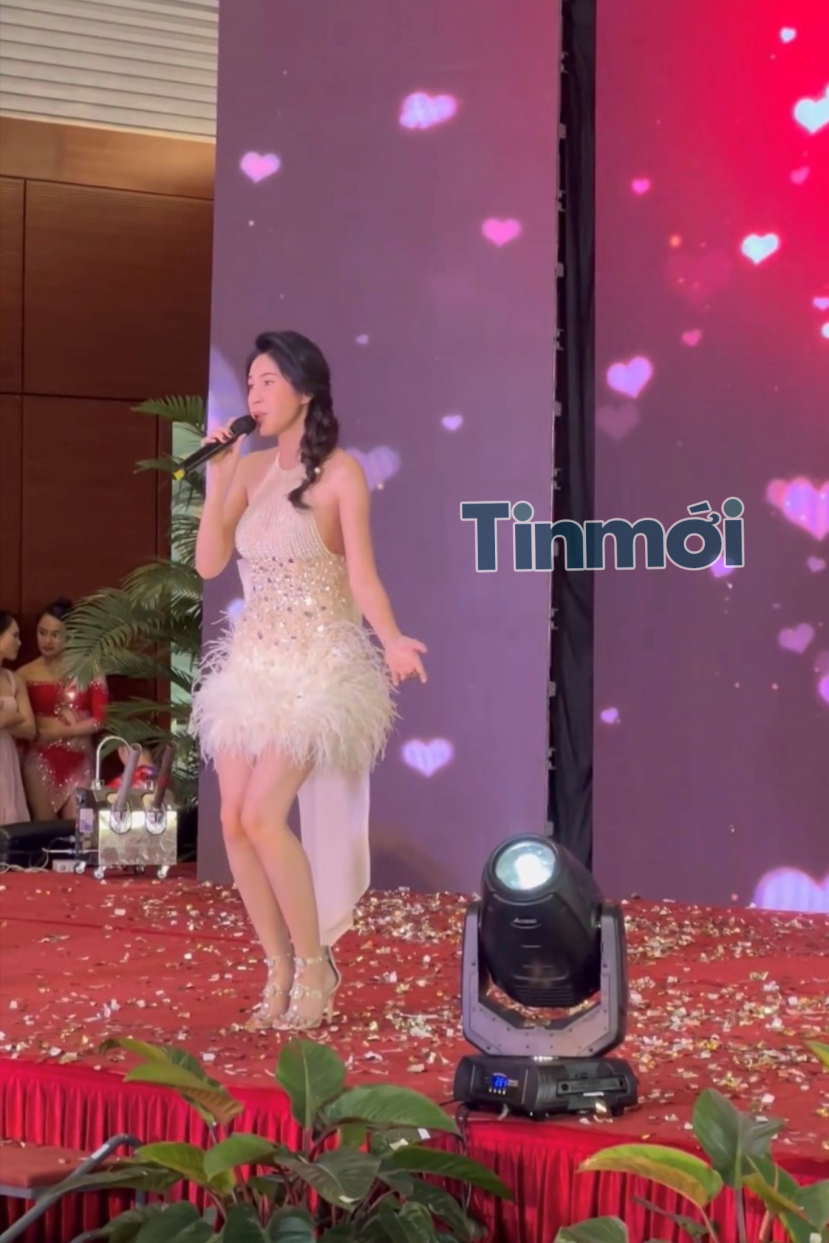 Sao Việt 26/6: Dung mạo khác lạ của Hoài Linh khi hiện diện bên con trai, Thủy Tiên bị lột trần 'mặt thật' - Ảnh 3 Sao Việt 26/6: Dung mạo khác lạ của Hoài Linh khi hiện diện bên con trai, Thủy Tiên bị lột trần 'mặt thật' - Ảnh 3