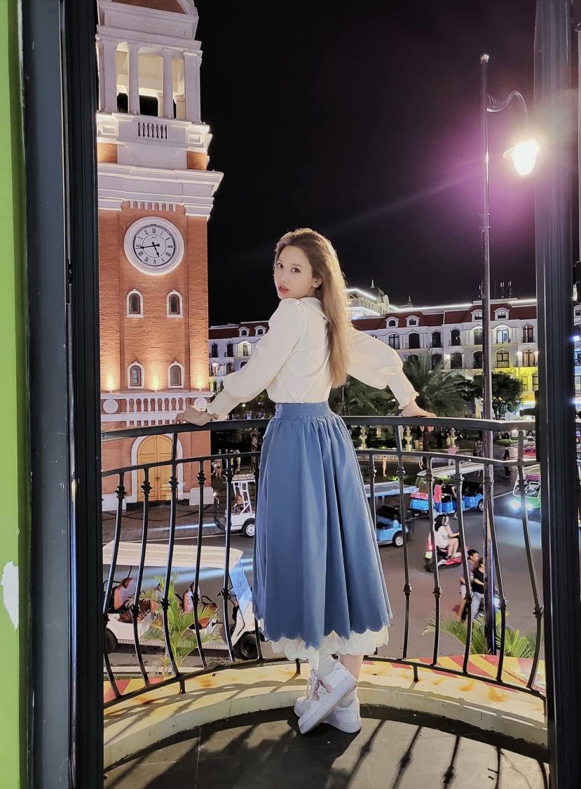Dù đối mặt với vô số đồn đoán về vấn đề tình cảm, thế nhưng Hari Won tỏ thái độ không mấy quan tâm, thay vào đó là tích cực chạy show Dù đối mặt với vô số đồn đoán về vấn đề tình cảm, thế nhưng Hari Won tỏ thái độ không mấy quan tâm, thay vào đó là tích cực chạy show