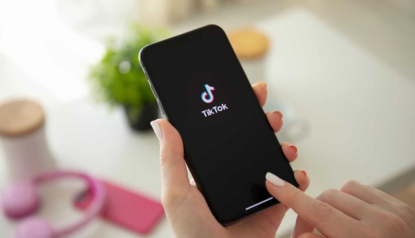 Tiktok khiến nhiều người dùng bức xúc vì các trào lưu vô bổ, thậm chí đe dọa đến tính mạng, ảnh hưởng xấu đến xã hội Tiktok khiến nhiều người dùng bức xúc vì các trào lưu vô bổ, thậm chí đe dọa đến tính mạng, ảnh hưởng xấu đến xã hội