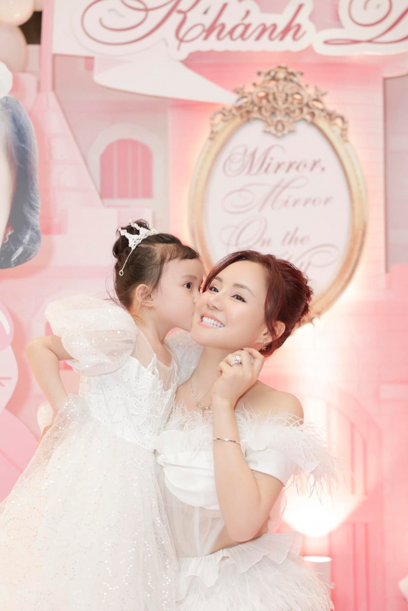 Từ khi hạ sinh tiểu công chúa thứ 3 trong sự háo hức của người hâm mộ, Vy Oanh dần lui về ở ẩn để chăm sóc tổ ấm nhỏ Từ khi hạ sinh tiểu công chúa thứ 3 trong sự háo hức của người hâm mộ, Vy Oanh dần lui về ở ẩn để chăm sóc tổ ấm nhỏ