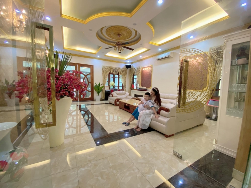 'Phát hoảng' trước 'điều lệ' chăm con của Vy Oanh, CDM cảm thán: Đúng là ngậm thìa vàng! - Ảnh 2 'Phát hoảng' trước 'điều lệ' chăm con của Vy Oanh, CDM cảm thán: Đúng là ngậm thìa vàng! - Ảnh 2