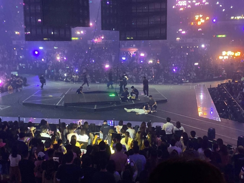 Các concert còn lại của Mirror bị tạm hoãn cho đến khi sân khấu được kiểm tra và chứng minh là an toàn Các concert còn lại của Mirror bị tạm hoãn cho đến khi sân khấu được kiểm tra và chứng minh là an toàn