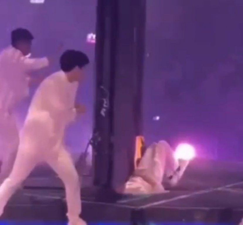 Một dancer bị màn hình rơi thẳng vào mặt nằm bất động tại chỗ Một dancer bị màn hình rơi thẳng vào mặt nằm bất động tại chỗ