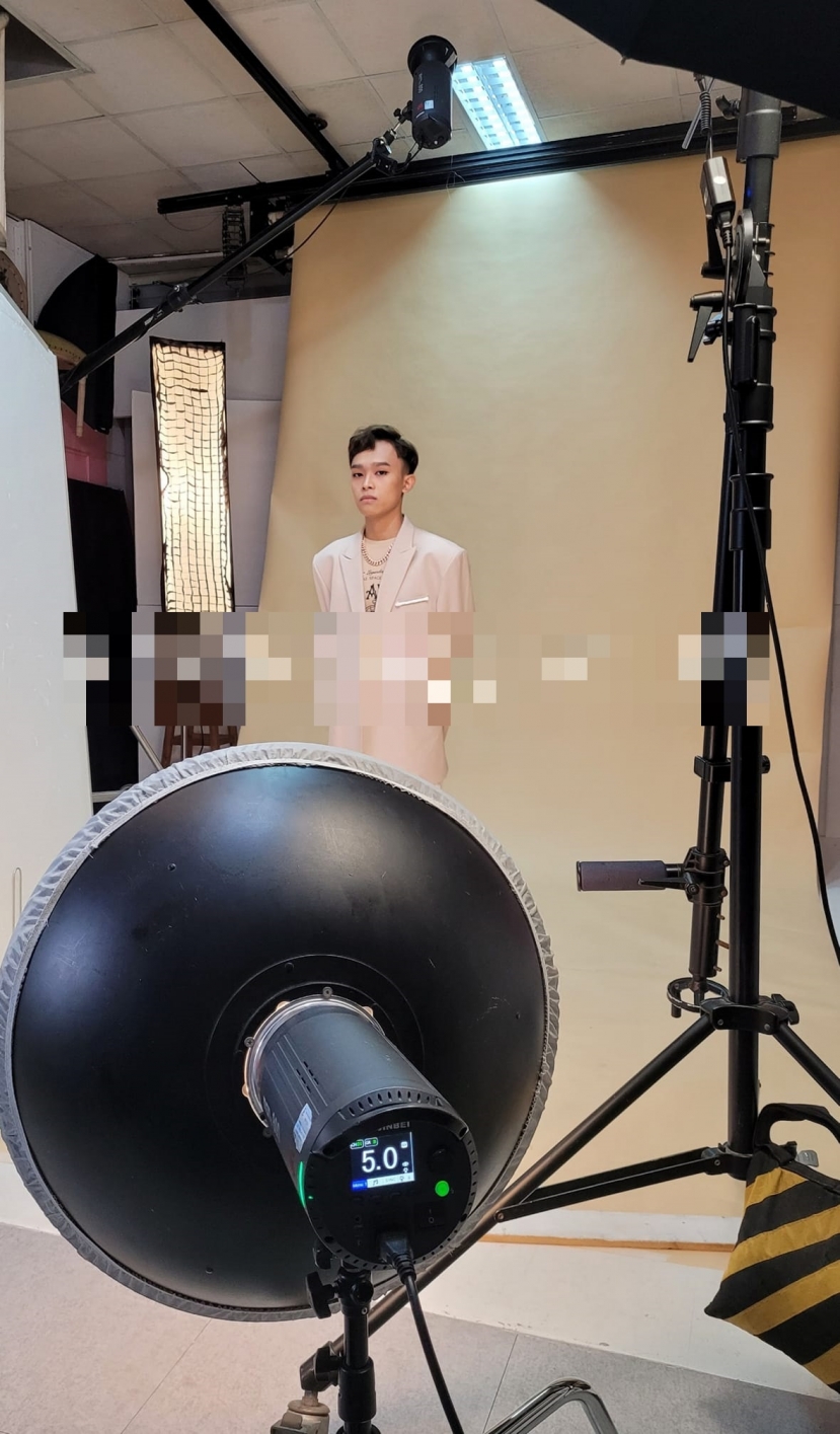 Hình ảnh hậu trường một buổi photoshoot mới nhất của Hồ Văn Cường Hình ảnh hậu trường một buổi photoshoot mới nhất của Hồ Văn Cường