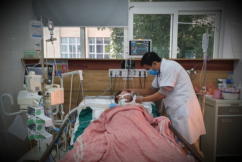 8 sinh viên đã ăn nhậu từ khuya đến sáng và cùng uống chung hết bình 5 lít có dán chữ 'RƯỢU' 8 sinh viên đã ăn nhậu từ khuya đến sáng và cùng uống chung hết bình 5 lít có dán chữ 'RƯỢU'