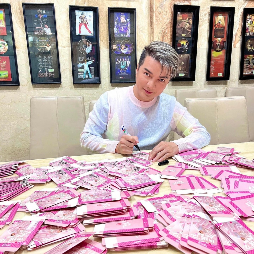 Đàm Vĩnh Hưng chịu khó ngồi ký tặng vào card bo góc cho fan Đàm Vĩnh Hưng chịu khó ngồi ký tặng vào card bo góc cho fan