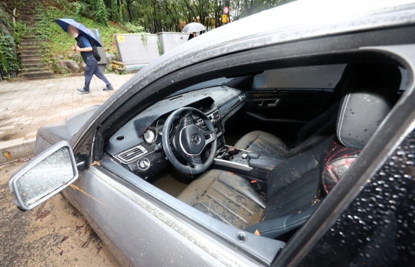 Mercedes lấm len bùn đất, phần nội thất xe gần như chìm trong nước. Chủ nhân lo ngại cho sự an toàn Mercedes lấm len bùn đất, phần nội thất xe gần như chìm trong nước. Chủ nhân lo ngại cho sự an toàn
