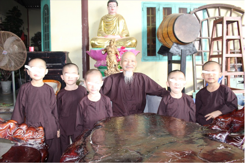 5 chú tiểu Tịnh Thất Bồng Lai và ông Lê Tùng Vân 5 chú tiểu Tịnh Thất Bồng Lai và ông Lê Tùng Vân