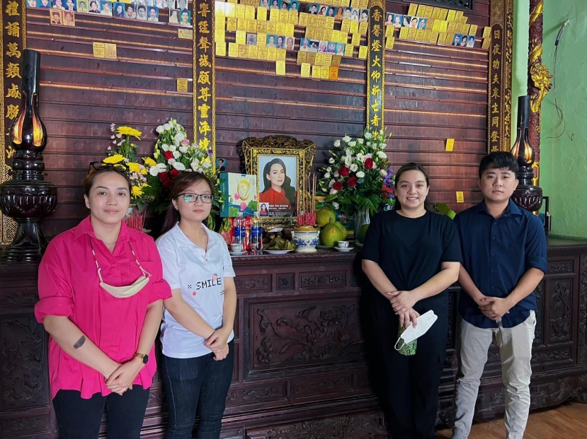 Con ruột Phi Nhung - Wendy Phạm đến nơi thờ phụng thăm mẹ Con ruột Phi Nhung - Wendy Phạm đến nơi thờ phụng thăm mẹ