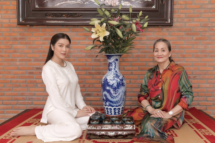 Nhan sắc hai mẹ con nhà Lý Nhã Kỳ nhận được 'cơn mưa lời khen' từ cư dân mạng Nhan sắc hai mẹ con nhà Lý Nhã Kỳ nhận được 'cơn mưa lời khen' từ cư dân mạng