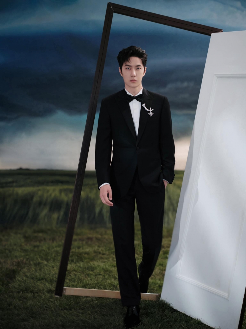 Phụ kiện cài áo tông bạc thuộc bộ sưu tập trang sức cao cấp 1932 của Chanel. Phụ kiện cài áo tông bạc thuộc bộ sưu tập trang sức cao cấp 1932 của Chanel.
