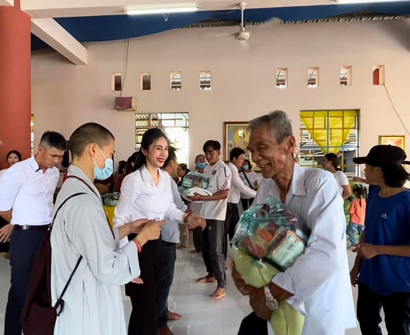 Thủy Tiên và Công Vinh vui tươi trong hành trình từ thiện. Ảnh: FBNV Thủy Tiên và Công Vinh vui tươi trong hành trình từ thiện. Ảnh: FBNV